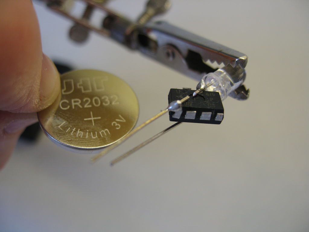 Throwduino Basic Light Sensing Flashing Throwie circuit (2)